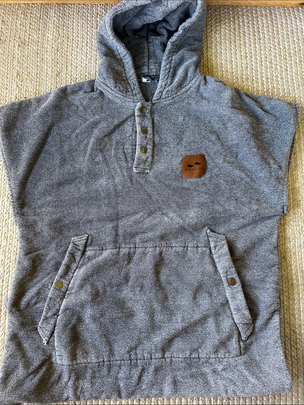 Slowtide Hooded Short Sleeve Pullover pancho S-M